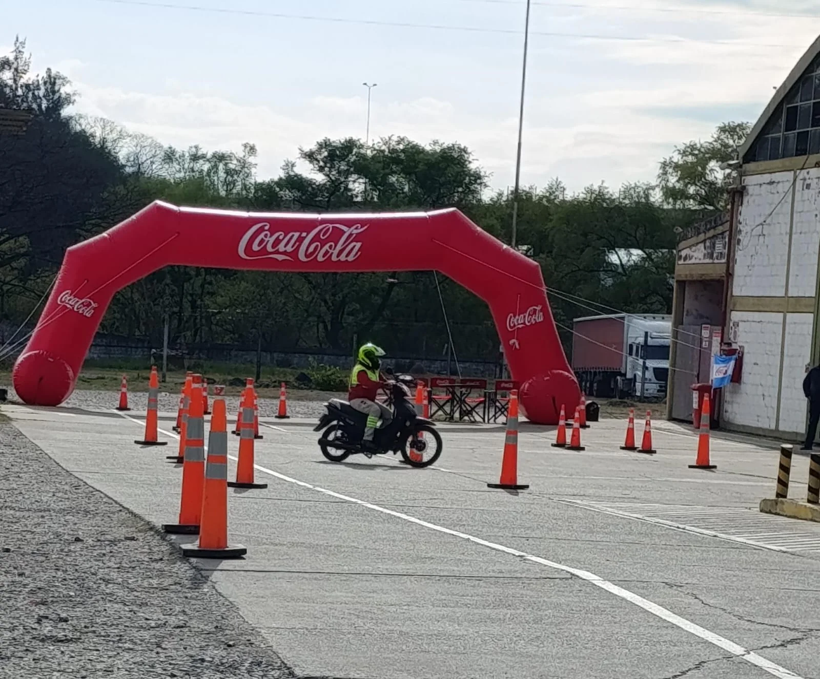 Efectivos de Seguridad Vial evalúan las habilidades de conducción y maniobra en el predio de la distribuidora.
