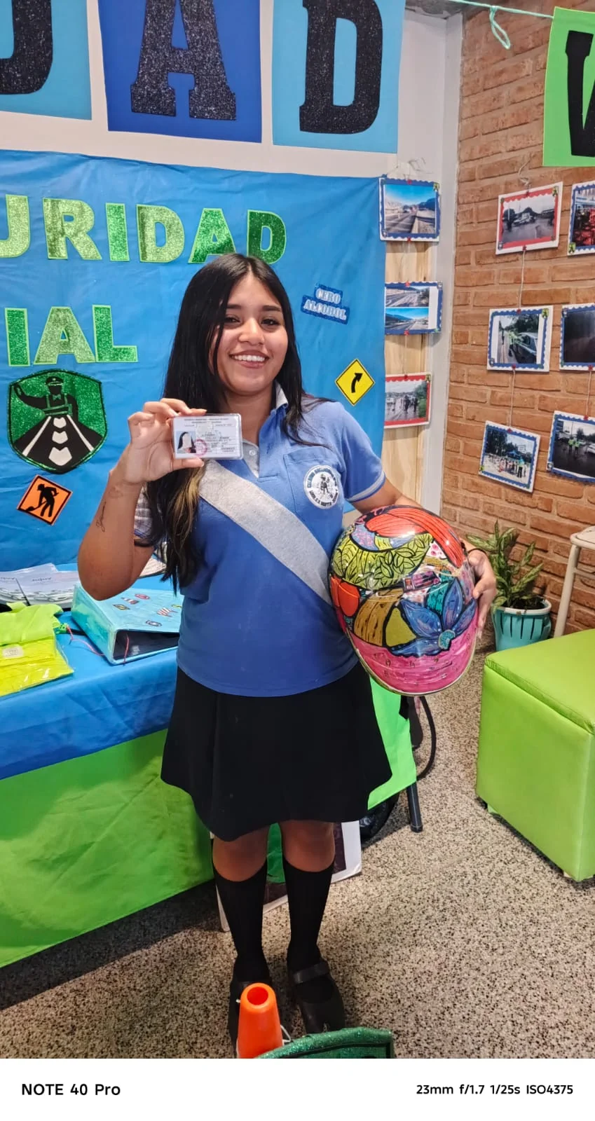 Alumna mostrando su licencia y casco, cunductora responsable.